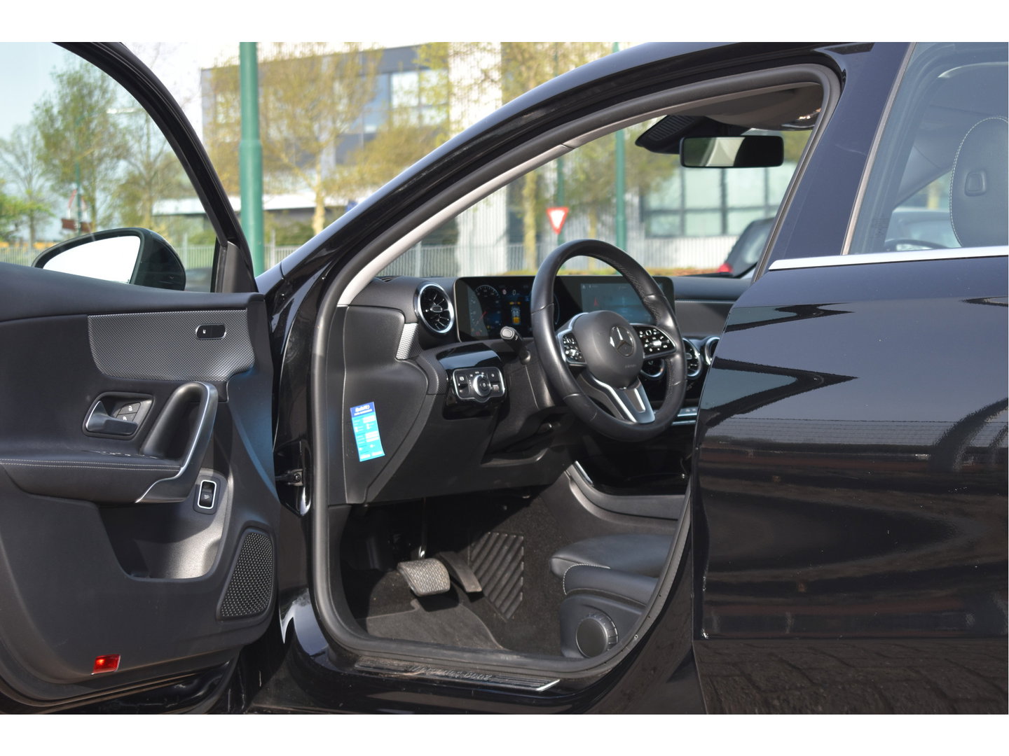 Mercedes-Benz A-Klasse 220 4MATIC AMG Business191 pk 4x4 | Stoelverwarming | Widescreen | Nav | Full LED | Allweather | Netjes