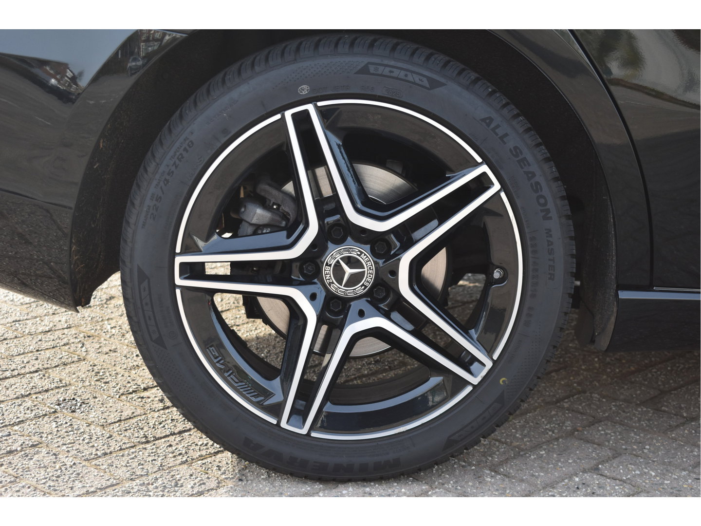 Mercedes-Benz A-Klasse 220 4MATIC AMG Business191 pk 4x4 | Stoelverwarming | Widescreen | Nav | Full LED | Allweather | Netjes