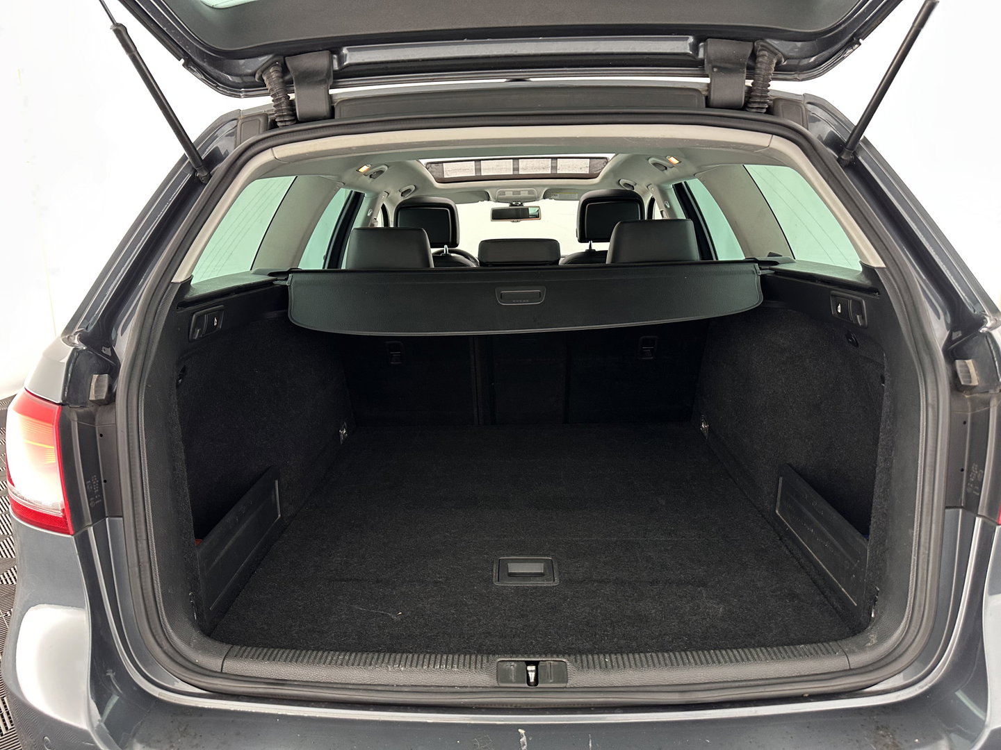 Volkswagen Passat Variant 1.6 TDI Highline BlueMotion ⚠️ MOTOR-DEFECT ⚠️ *PANO | LEATHER-ALCANTARA | HEATED-COMFORTSETS | NAVI-FULLMAP | PRIVACY-GLASS | ECC | TOWBAR | PDC | CRUISE | 17''ALU *