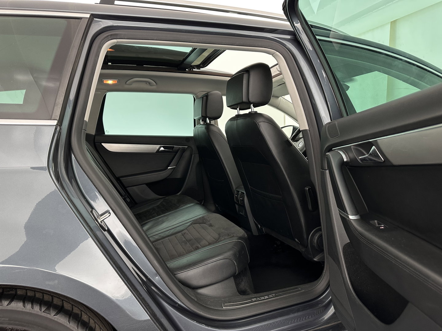 Volkswagen Passat Variant 1.6 TDI Highline BlueMotion ⚠️ MOTOR-DEFECT ⚠️ *PANO | LEATHER-ALCANTARA | HEATED-COMFORTSETS | NAVI-FULLMAP | PRIVACY-GLASS | ECC | TOWBAR | PDC | CRUISE | 17''ALU *