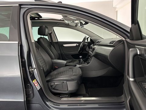 Volkswagen Passat Variant 1.6 TDI Highline BlueMotion ⚠️ MOTOR-DEFECT ⚠️ *PANO | LEATHER-ALCANTARA | HEATED-COMFORTSETS | NAVI-FULLMAP | PRIVACY-GLASS | ECC | TOWBAR | PDC | CRUISE | 17''ALU *