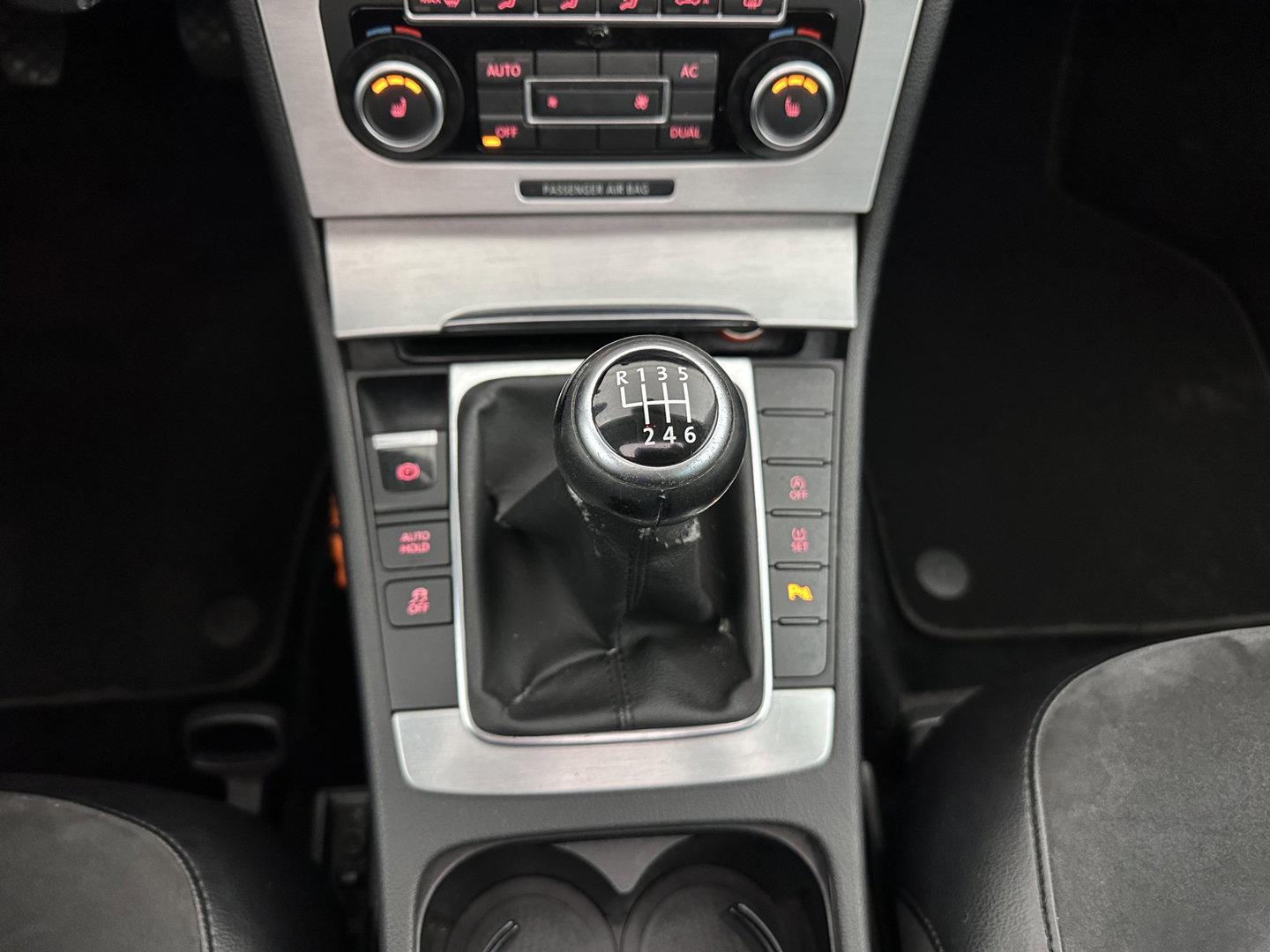 Volkswagen Passat Variant 1.6 TDI Highline BlueMotion ⚠️ MOTOR-DEFECT ⚠️ *PANO | LEATHER-ALCANTARA | HEATED-COMFORTSETS | NAVI-FULLMAP | PRIVACY-GLASS | ECC | TOWBAR | PDC | CRUISE | 17''ALU *