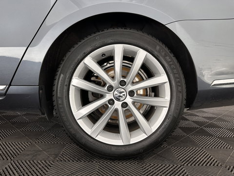 Volkswagen Passat Variant 1.6 TDI Highline BlueMotion ⚠️ MOTOR-DEFECT ⚠️ *PANO | LEATHER-ALCANTARA | HEATED-COMFORTSETS | NAVI-FULLMAP | PRIVACY-GLASS | ECC | TOWBAR | PDC | CRUISE | 17''ALU *