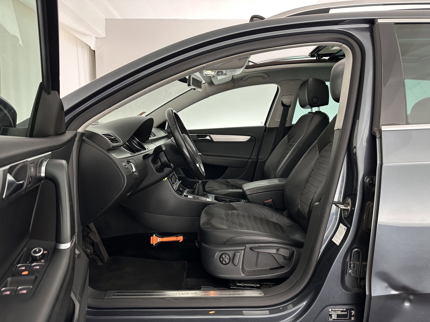 Volkswagen Passat Variant 1.6 TDI Highline BlueMotion ⚠️ MOTOR-DEFECT ⚠️ *PANO | LEATHER-ALCANTARA | HEATED-COMFORTSETS | NAVI-FULLMAP | PRIVACY-GLASS | ECC | TOWBAR | PDC | CRUISE | 17''ALU *