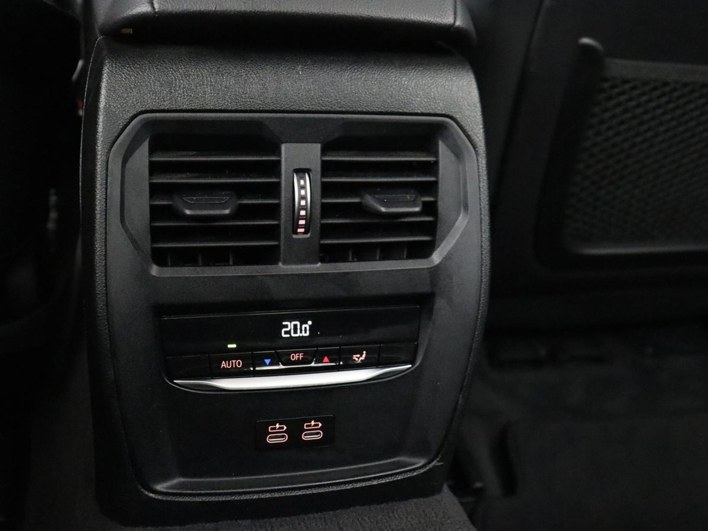 BMW 3-serie 320i Executive Edition | Sportstoelen | Carplay | Live Cockpit | Half leder | Navigatie | Full LED | Climate control | Parkeerhulp | Cruise control | Bluetooth