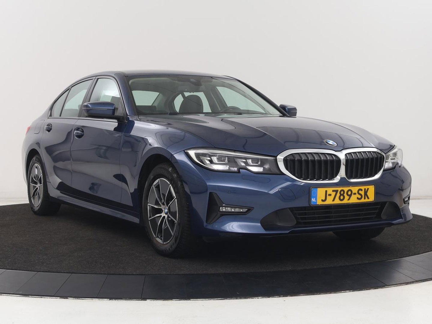 BMW 3-serie 320i Executive Edition | Sportstoelen | Carplay | Live Cockpit | Half leder | Navigatie | Full LED | Climate control | Parkeerhulp | Cruise control | Bluetooth