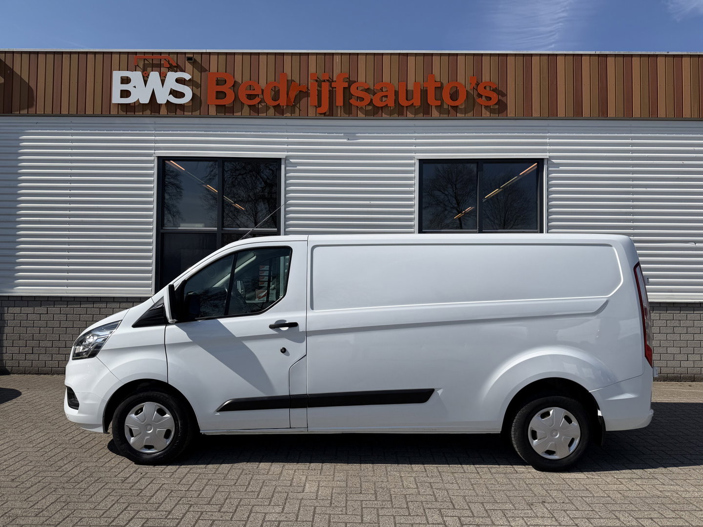 Ford Transit Custom 300 2.0 TDCI 130pk L2H1 Trend / euro 6 / vaste prijs rijklaar € 12.950 ex btw / lease vanaf € 218 / airco / cruise / navigatie / camera / trekhaak 2700 kg !