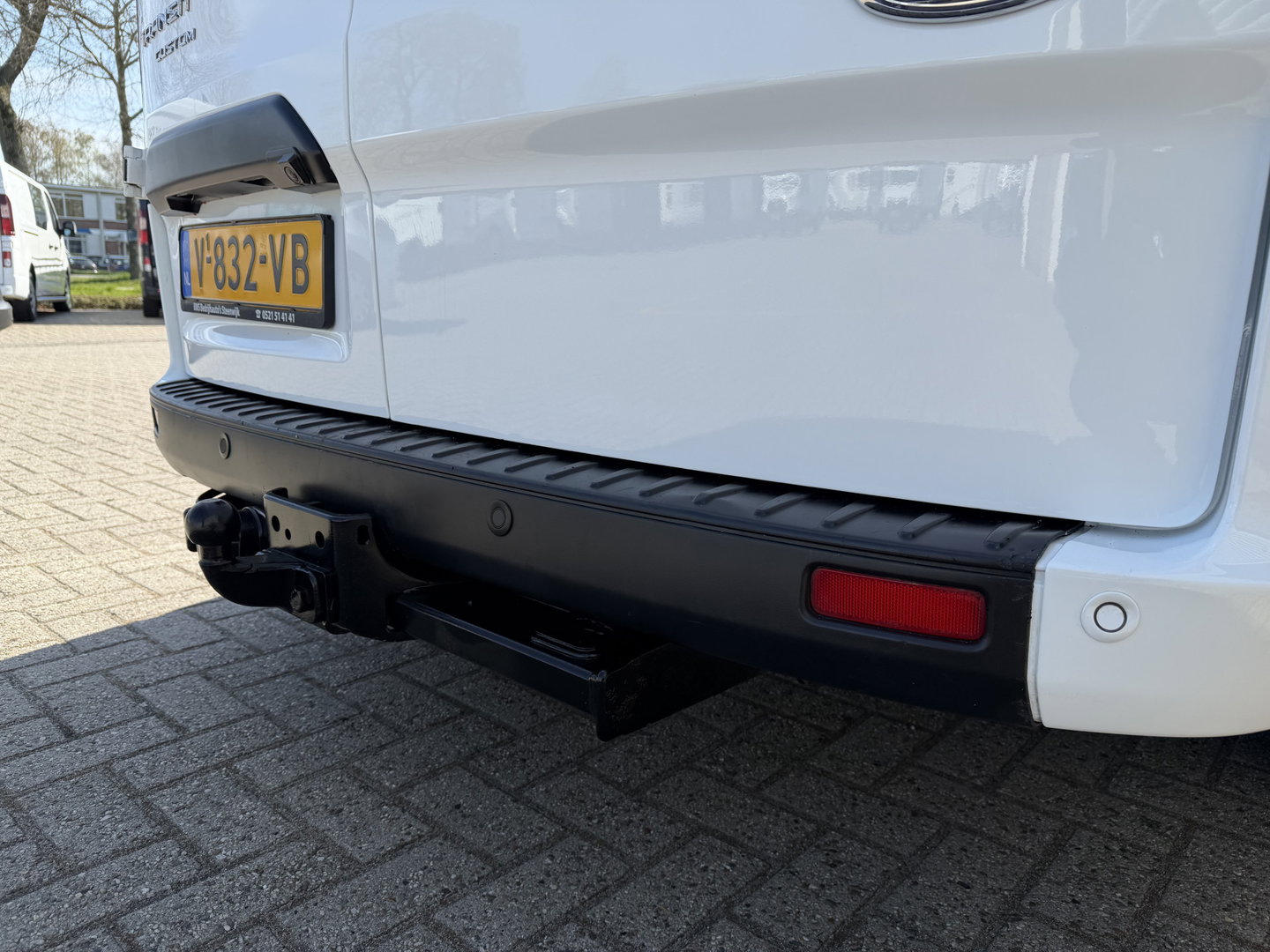 Ford Transit Custom 300 2.0 TDCI 130pk L2H1 Trend / euro 6 / vaste prijs rijklaar € 12.950 ex btw / lease vanaf € 218 / airco / cruise / navigatie / camera / trekhaak 2700 kg !