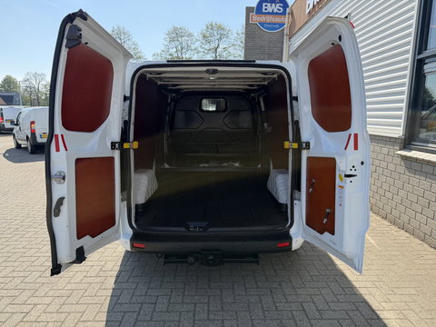 Ford Transit Custom 300 2.0 TDCI 130pk L2H1 Trend / euro 6 / vaste prijs rijklaar € 12.950 ex btw / lease vanaf € 218 / airco / cruise / navigatie / camera / trekhaak 2700 kg !