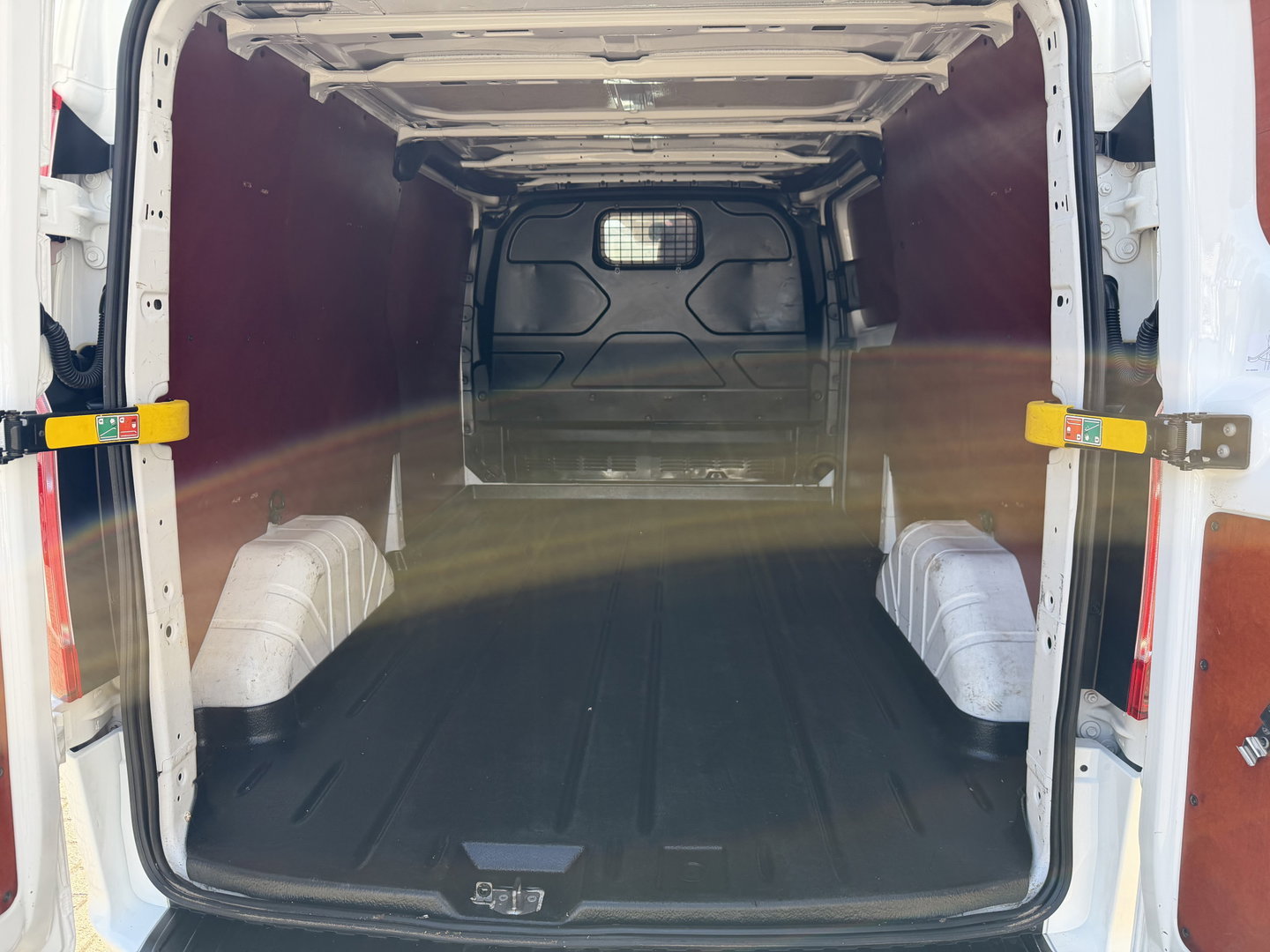 Ford Transit Custom 300 2.0 TDCI 130pk L2H1 Trend / euro 6 / vaste prijs rijklaar € 12.950 ex btw / lease vanaf € 218 / airco / cruise / navigatie / camera / trekhaak 2700 kg !