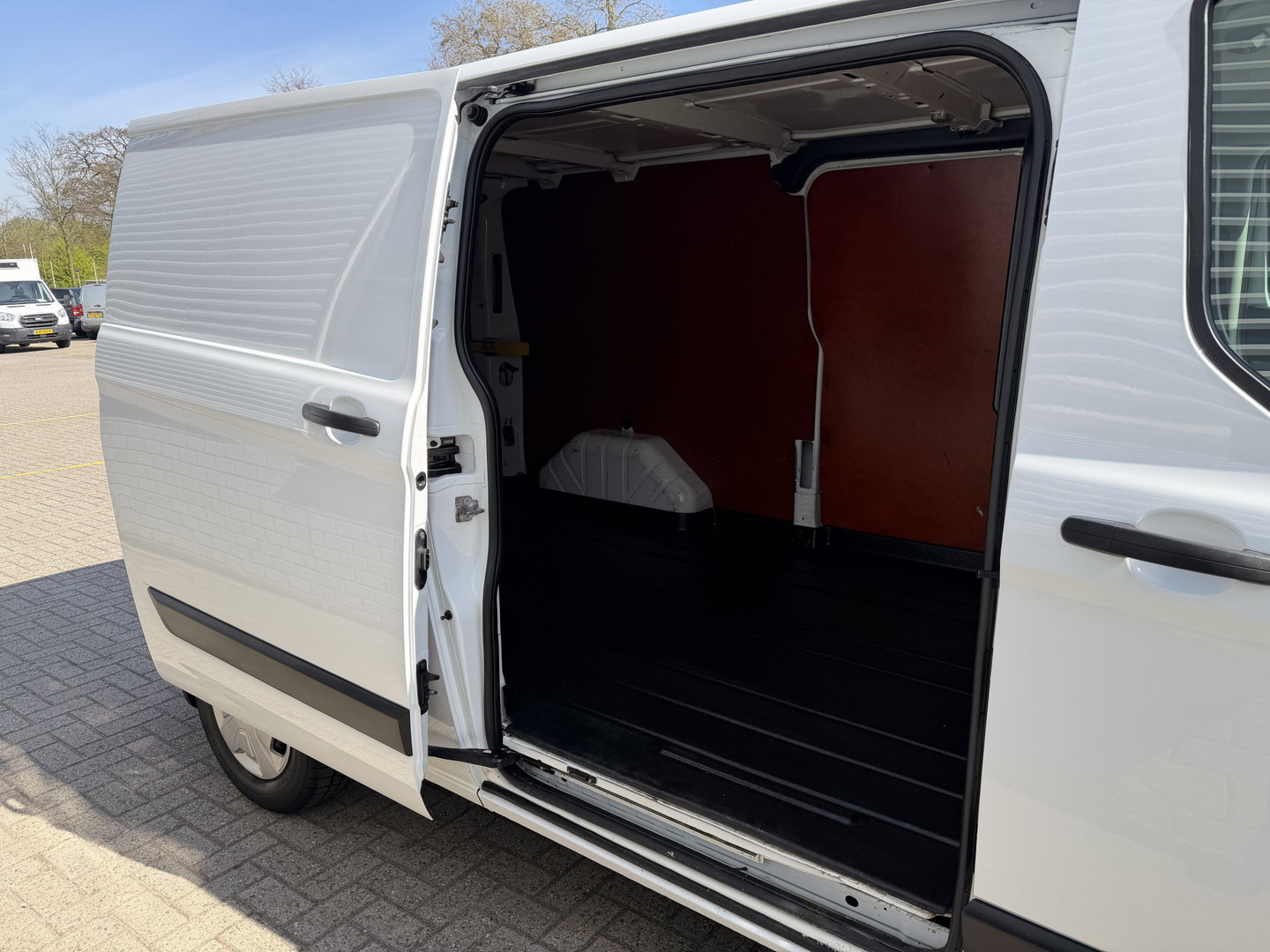 Ford Transit Custom 300 2.0 TDCI 130pk L2H1 Trend / euro 6 / vaste prijs rijklaar € 12.950 ex btw / lease vanaf € 218 / airco / cruise / navigatie / camera / trekhaak 2700 kg !