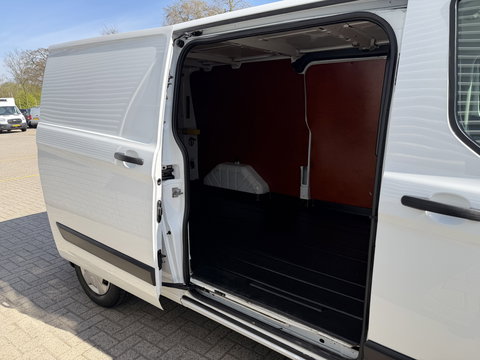 Ford Transit Custom 300 2.0 TDCI 130pk L2H1 Trend / euro 6 / vaste prijs rijklaar € 12.950 ex btw / lease vanaf € 218 / airco / cruise / navigatie / camera / trekhaak 2700 kg !