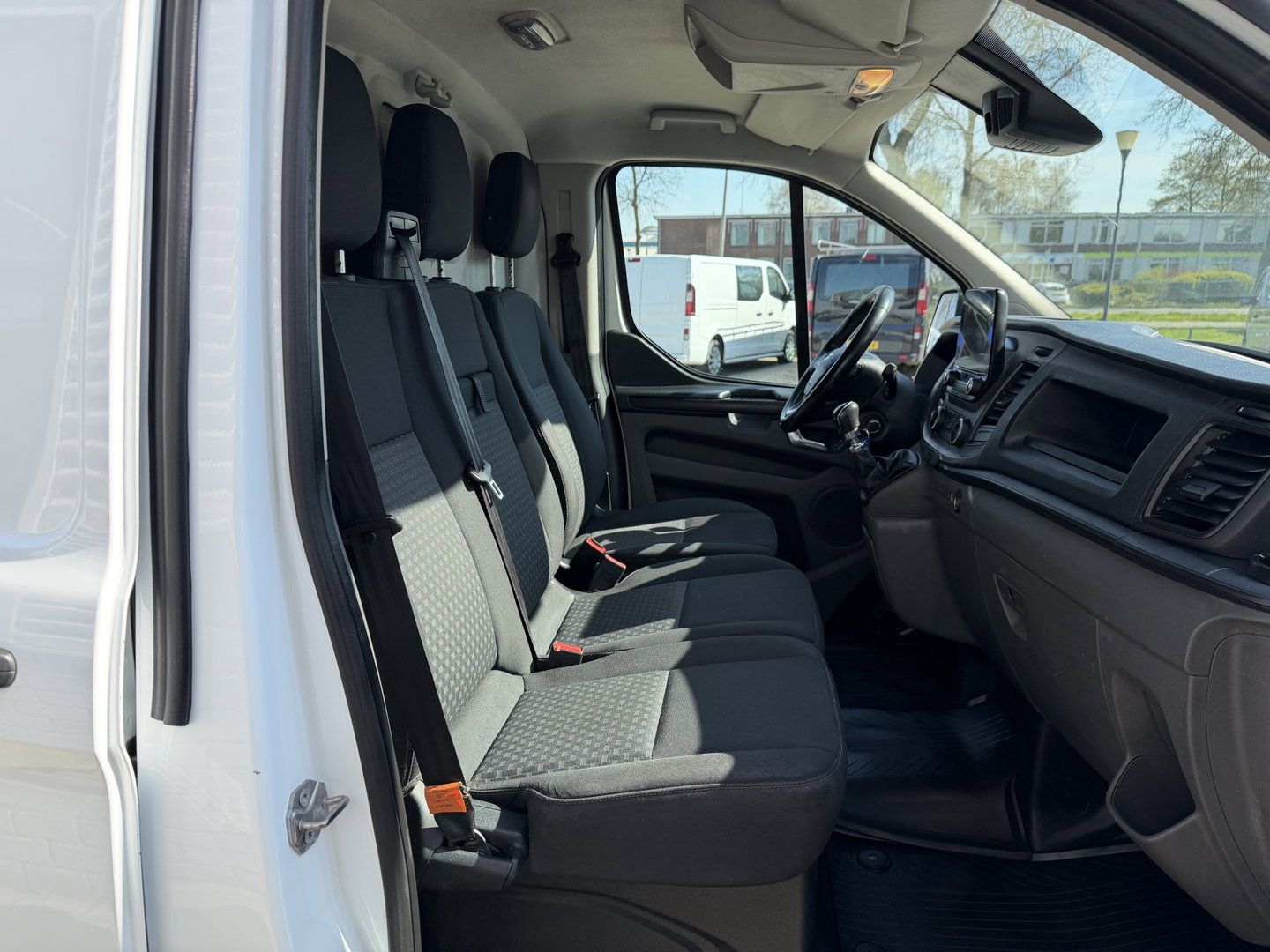 Ford Transit Custom 300 2.0 TDCI 130pk L2H1 Trend / euro 6 / vaste prijs rijklaar € 12.950 ex btw / lease vanaf € 218 / airco / cruise / navigatie / camera / trekhaak 2700 kg !