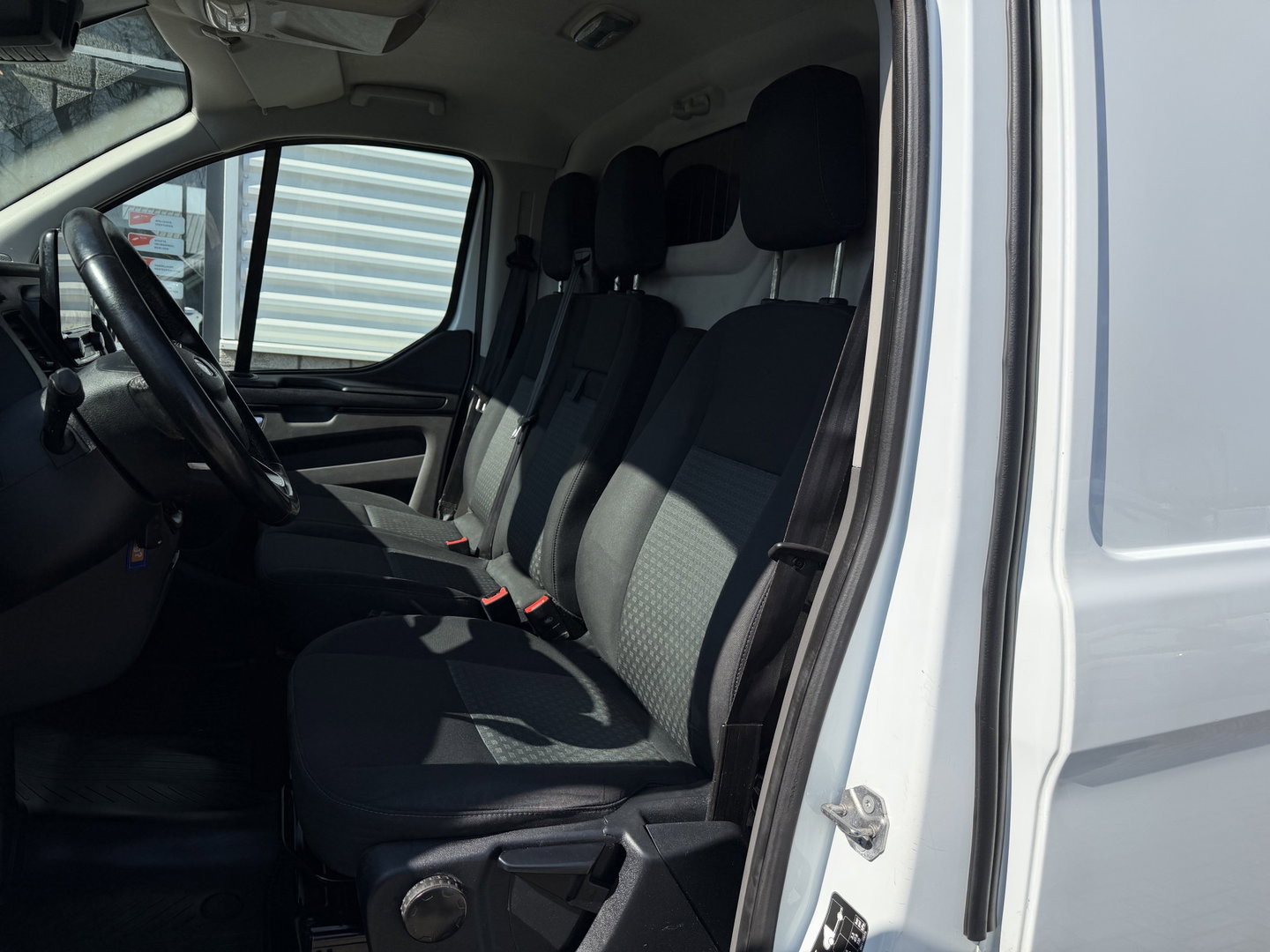 Ford Transit Custom 300 2.0 TDCI 130pk L2H1 Trend / euro 6 / vaste prijs rijklaar € 12.950 ex btw / lease vanaf € 218 / airco / cruise / navigatie / camera / trekhaak 2700 kg !