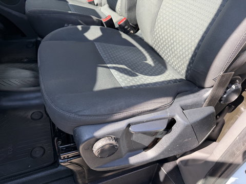 Ford Transit Custom 300 2.0 TDCI 130pk L2H1 Trend / euro 6 / vaste prijs rijklaar € 12.950 ex btw / lease vanaf € 218 / airco / cruise / navigatie / camera / trekhaak 2700 kg !