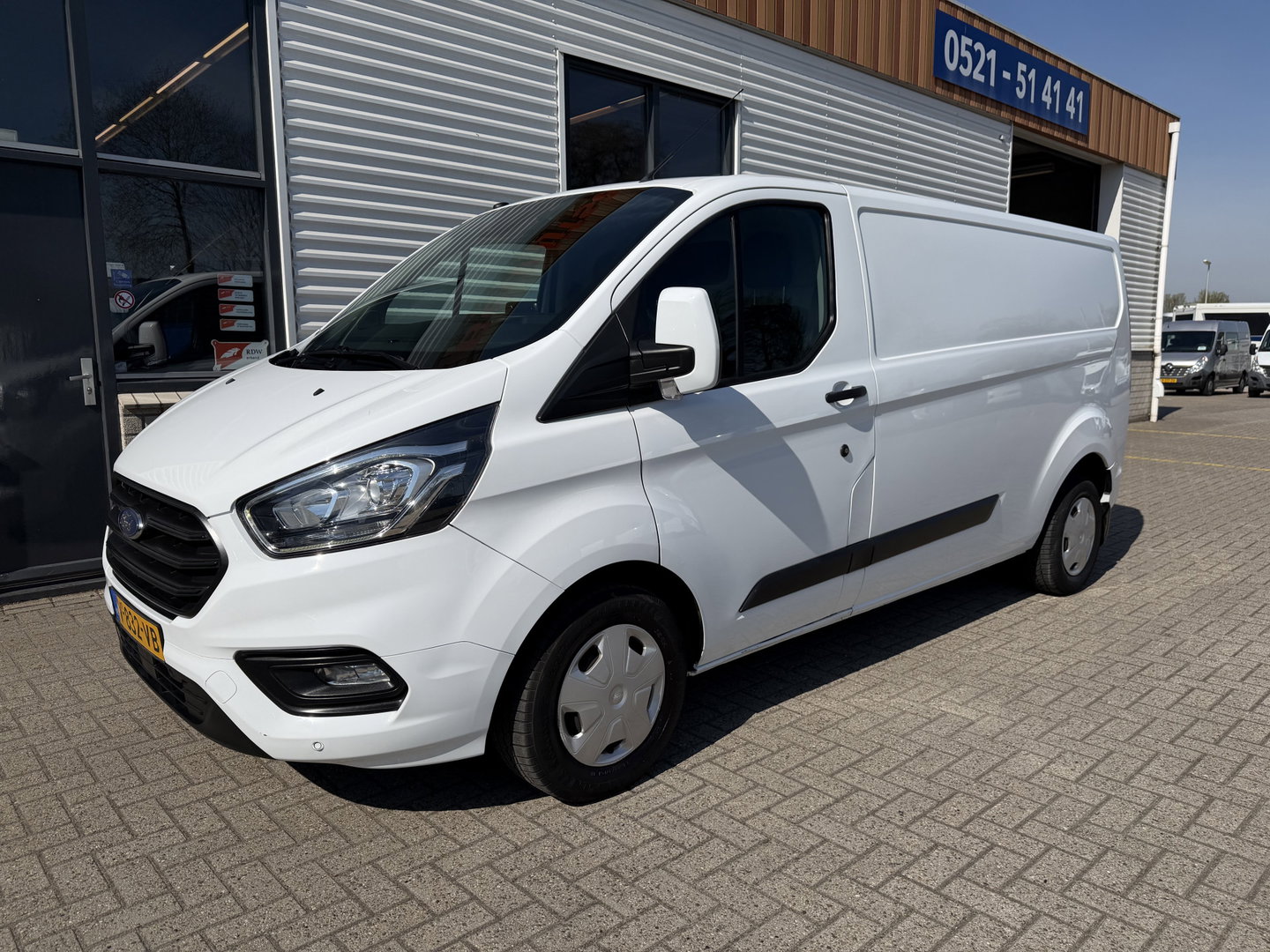 Ford Transit Custom 300 2.0 TDCI 130pk L2H1 Trend / euro 6 / vaste prijs rijklaar € 12.950 ex btw / lease vanaf € 218 / airco / cruise / navigatie / camera / trekhaak 2700 kg !