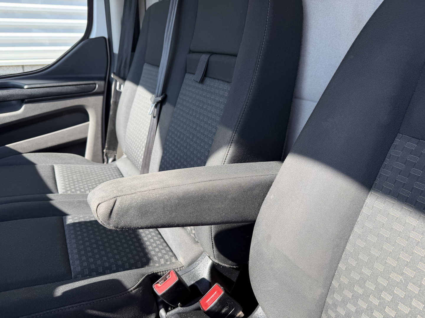 Ford Transit Custom 300 2.0 TDCI 130pk L2H1 Trend / euro 6 / vaste prijs rijklaar € 12.950 ex btw / lease vanaf € 218 / airco / cruise / navigatie / camera / trekhaak 2700 kg !