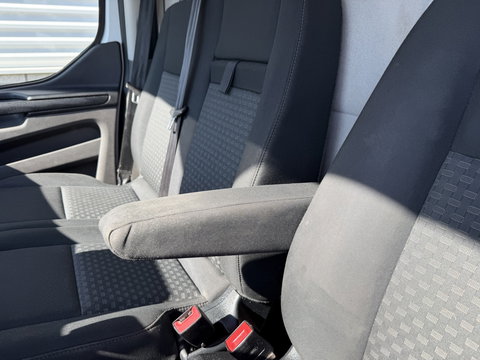 Ford Transit Custom 300 2.0 TDCI 130pk L2H1 Trend / euro 6 / vaste prijs rijklaar € 12.950 ex btw / lease vanaf € 218 / airco / cruise / navigatie / camera / trekhaak 2700 kg !