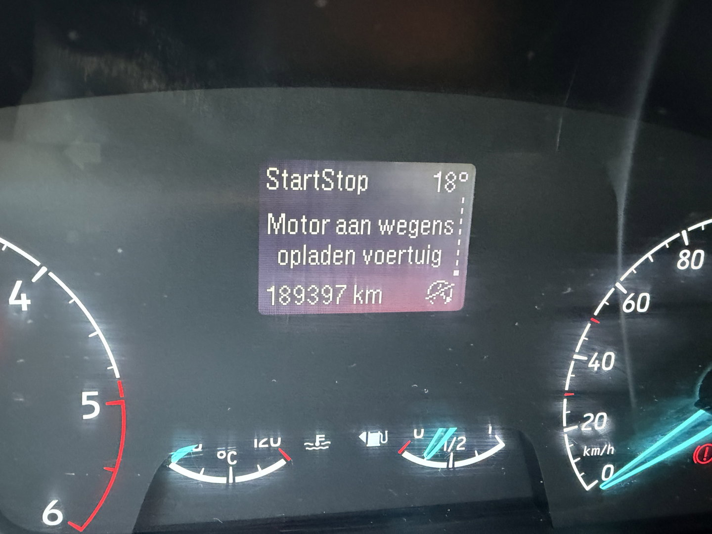 Ford Transit Custom 300 2.0 TDCI 130pk L2H1 Trend / euro 6 / vaste prijs rijklaar € 12.950 ex btw / lease vanaf € 218 / airco / cruise / navigatie / camera / trekhaak 2700 kg !