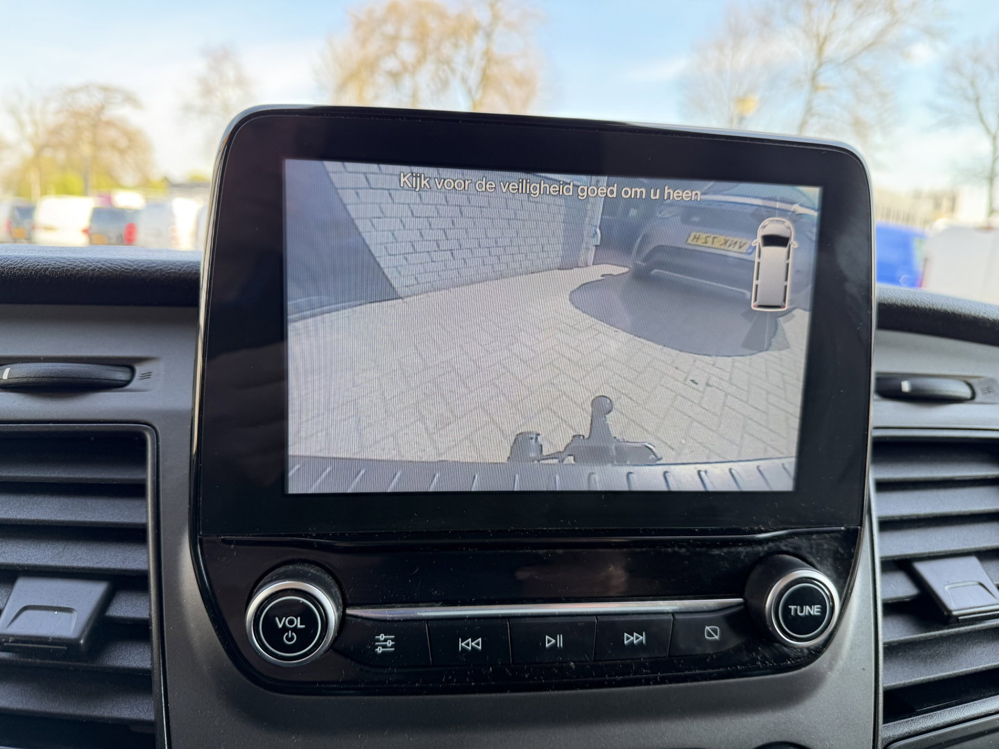 Ford Transit Custom 300 2.0 TDCI 130pk L2H1 Trend / euro 6 / vaste prijs rijklaar € 12.950 ex btw / lease vanaf € 218 / airco / cruise / navigatie / camera / trekhaak 2700 kg !