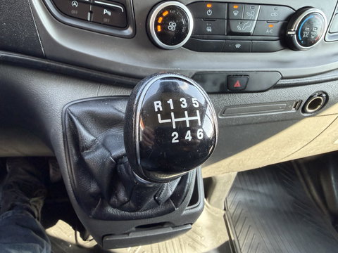 Ford Transit Custom 300 2.0 TDCI 130pk L2H1 Trend / euro 6 / vaste prijs rijklaar € 12.950 ex btw / lease vanaf € 218 / airco / cruise / navigatie / camera / trekhaak 2700 kg !