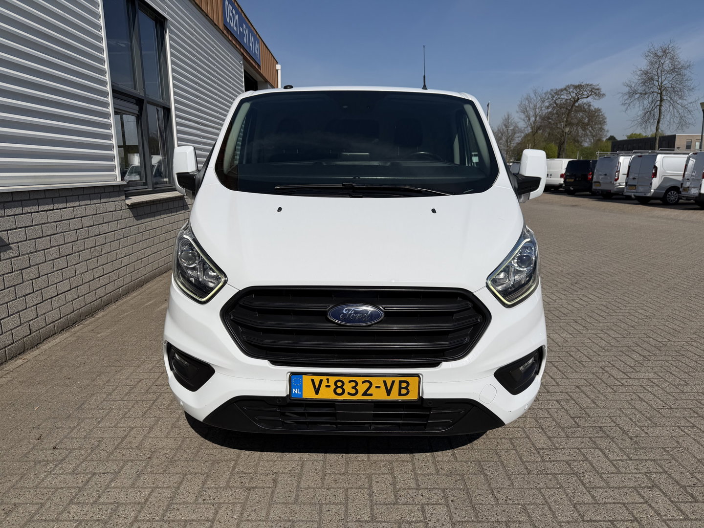 Ford Transit Custom 300 2.0 TDCI 130pk L2H1 Trend / euro 6 / vaste prijs rijklaar € 12.950 ex btw / lease vanaf € 218 / airco / cruise / navigatie / camera / trekhaak 2700 kg !