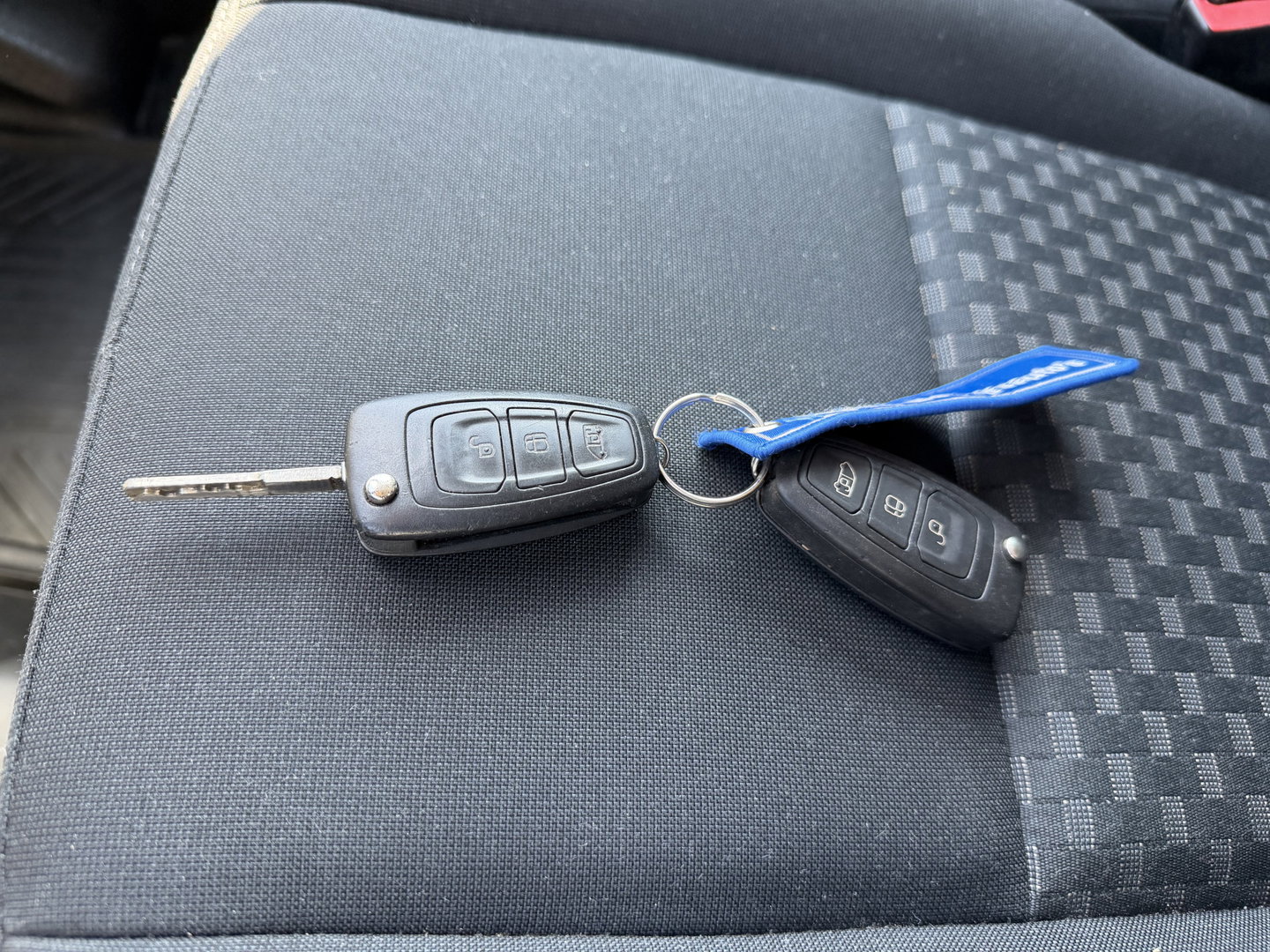 Ford Transit Custom 300 2.0 TDCI 130pk L2H1 Trend / euro 6 / vaste prijs rijklaar € 12.950 ex btw / lease vanaf € 218 / airco / cruise / navigatie / camera / trekhaak 2700 kg !