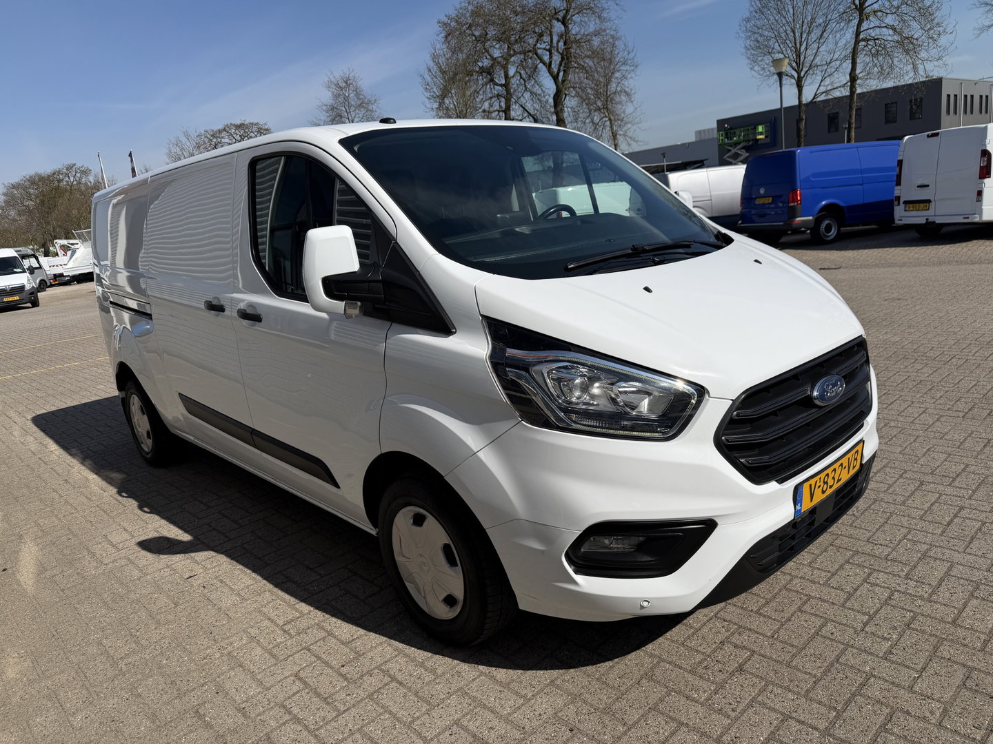 Ford Transit Custom 300 2.0 TDCI 130pk L2H1 Trend / euro 6 / vaste prijs rijklaar € 12.950 ex btw / lease vanaf € 218 / airco / cruise / navigatie / camera / trekhaak 2700 kg !
