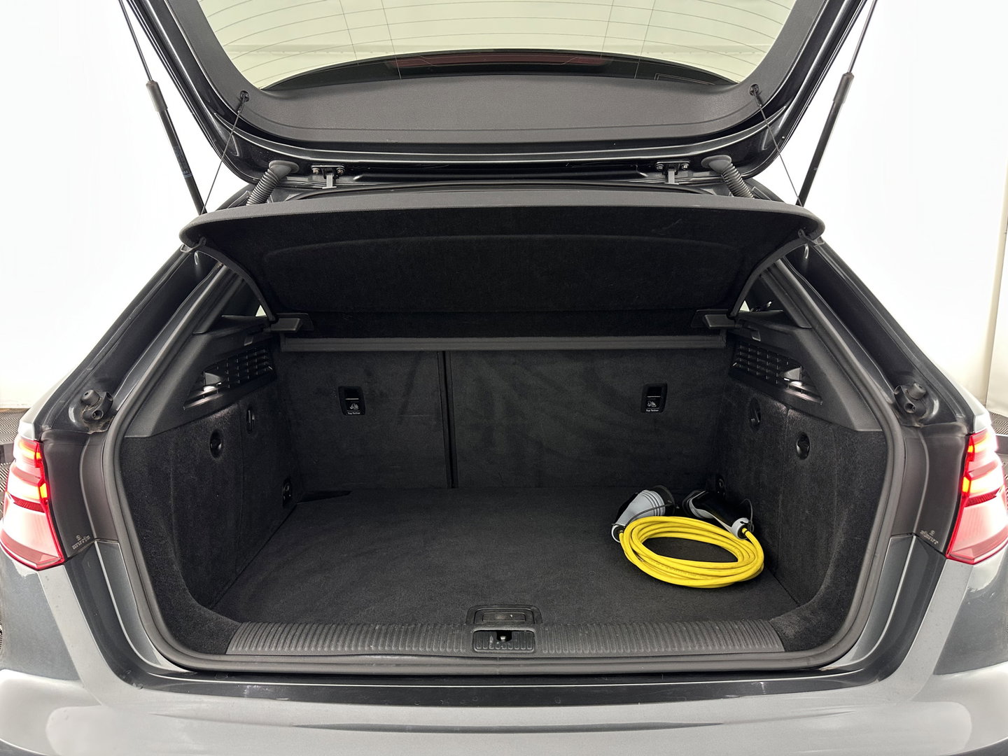 Audi A3 Sportback 1.4 e-tron S-Line Lease Edition ( Plug-In ) Aut. *PANO | FULL-LED | LEATHER-FABRIC | DIGI-COCKPIT | KEYLESS | SPORTSEATS | NAVI-FULLMAP | PRIVACY-GLASS | ECC | PDC | CRUISE | 18''ALU*