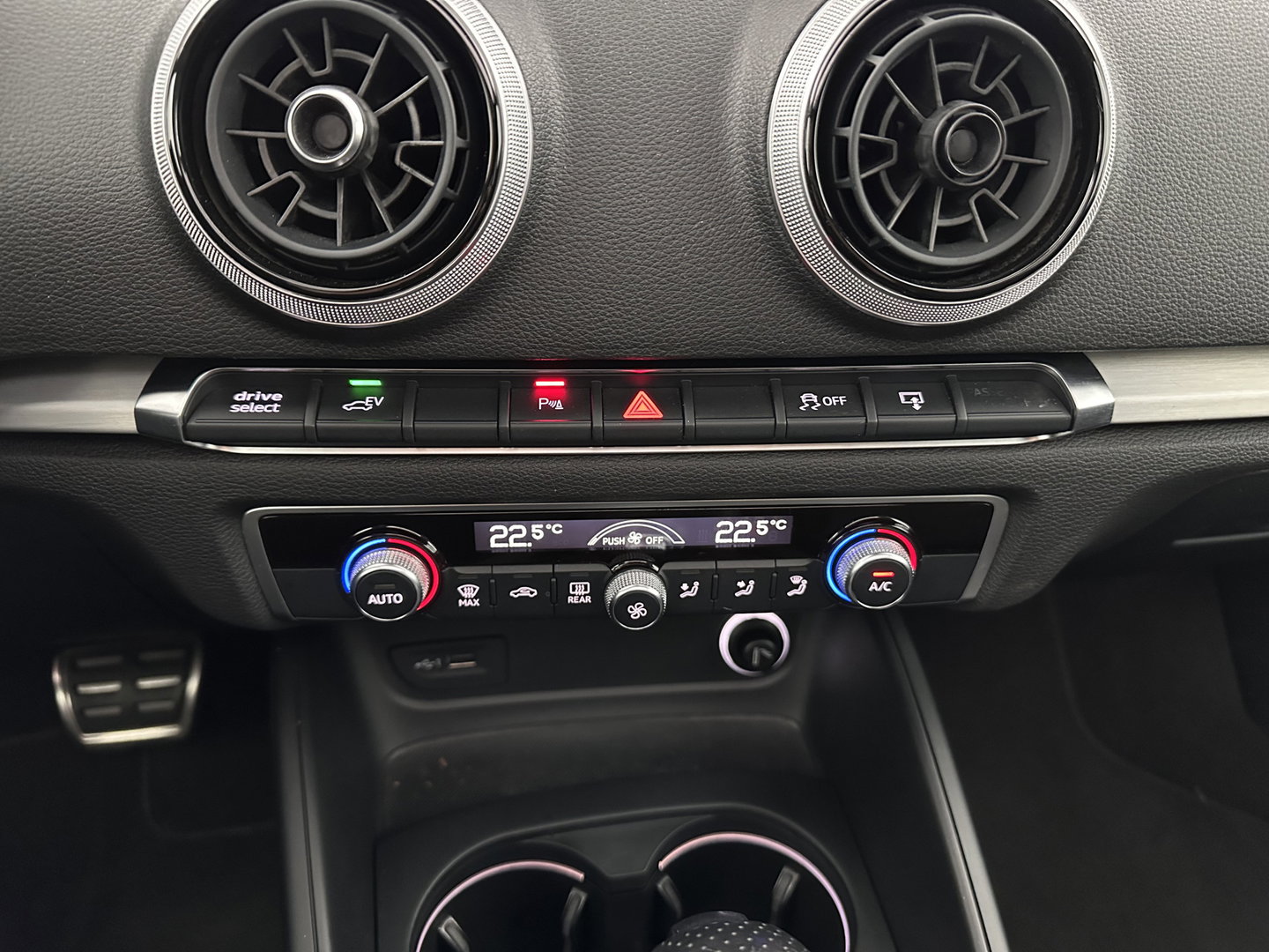 Audi A3 Sportback 1.4 e-tron S-Line Lease Edition ( Plug-In ) Aut. *PANO | FULL-LED | LEATHER-FABRIC | DIGI-COCKPIT | KEYLESS | SPORTSEATS | NAVI-FULLMAP | PRIVACY-GLASS | ECC | PDC | CRUISE | 18''ALU*