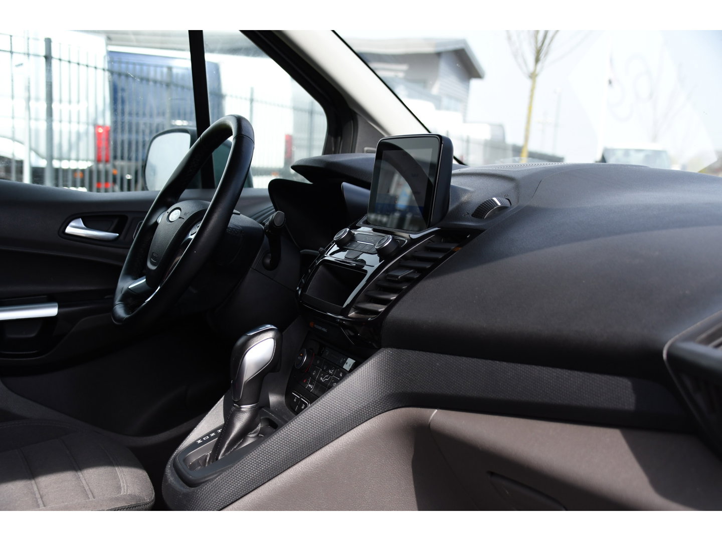 Ford Transit Connect 1.5 EcoBlue L2 Limited Camera, Cruise, Carplay, 120pk, Automaat, LED, Stoelverwarming, Clima, Automaat, Trekhaak, Uniek!