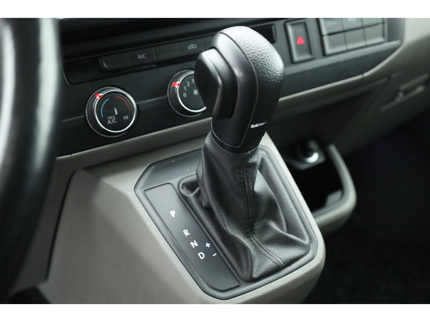 Volkswagen Transporter 2.0 TDI-150pk Automaat | L1H1 | Apple CarPlay & Android Auto | Camera | PDC V+A | Trekhaak | All Season | DAB