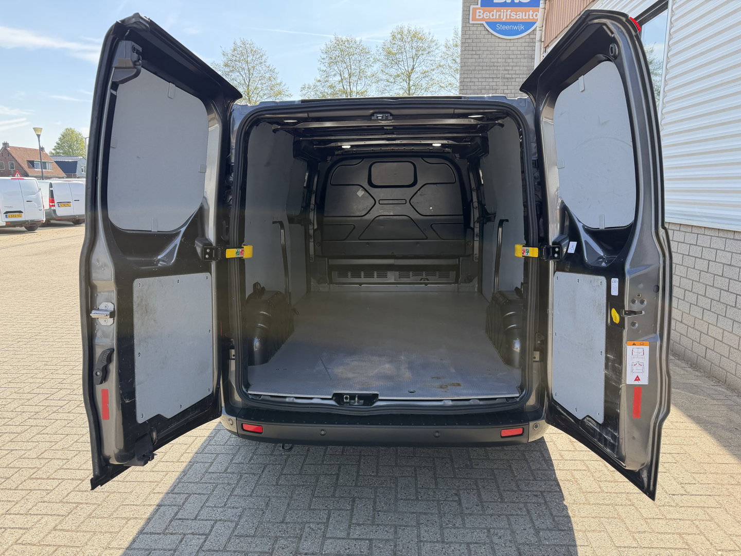 Ford Transit Custom 300 2.0 TDCI L2H1 Trend / vaste prijs rijklaar € 21.950 ex btw / dubbele schuifdeur / lease vanaf € 358 / airco / cruise / camera / pdc voor en achter / euro 6 / bpm vrij
