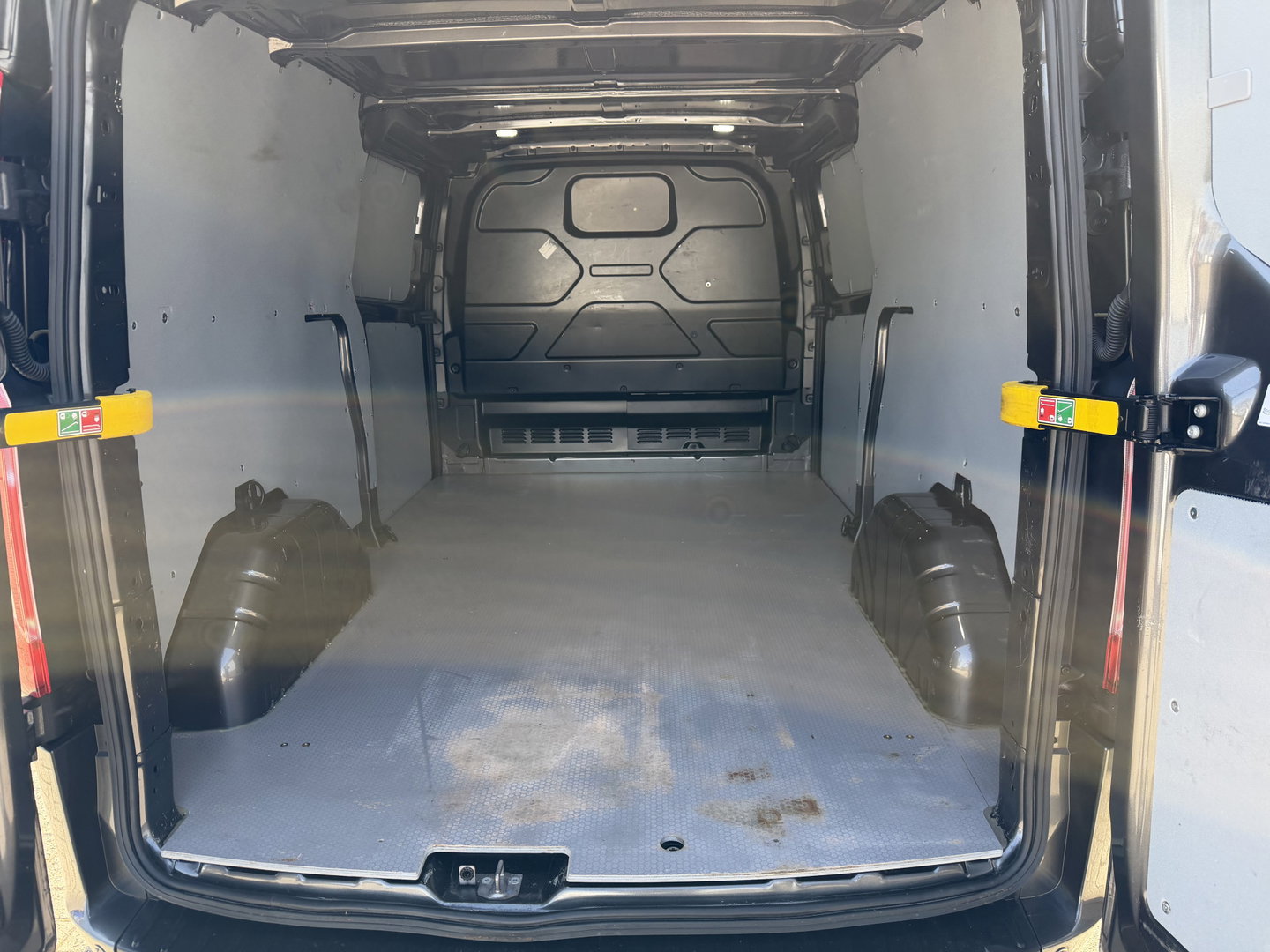 Ford Transit Custom 300 2.0 TDCI L2H1 Trend / vaste prijs rijklaar € 21.950 ex btw / dubbele schuifdeur / lease vanaf € 358 / airco / cruise / camera / pdc voor en achter / euro 6 / bpm vrij