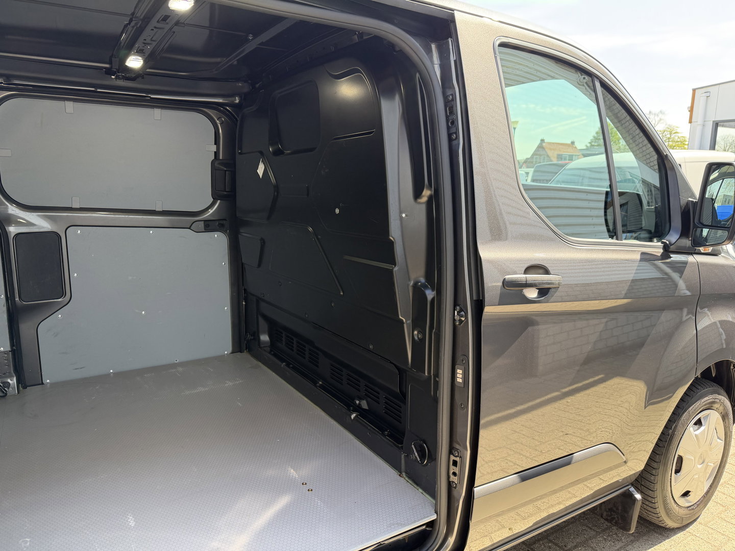 Ford Transit Custom 300 2.0 TDCI L2H1 Trend / vaste prijs rijklaar € 21.950 ex btw / dubbele schuifdeur / lease vanaf € 358 / airco / cruise / camera / pdc voor en achter / euro 6 / bpm vrij