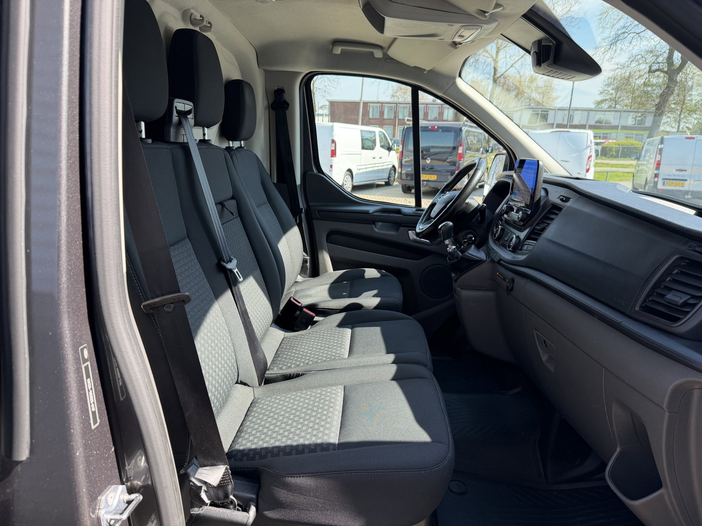 Ford Transit Custom 300 2.0 TDCI L2H1 Trend / vaste prijs rijklaar € 21.950 ex btw / dubbele schuifdeur / lease vanaf € 358 / airco / cruise / camera / pdc voor en achter / euro 6 / bpm vrij