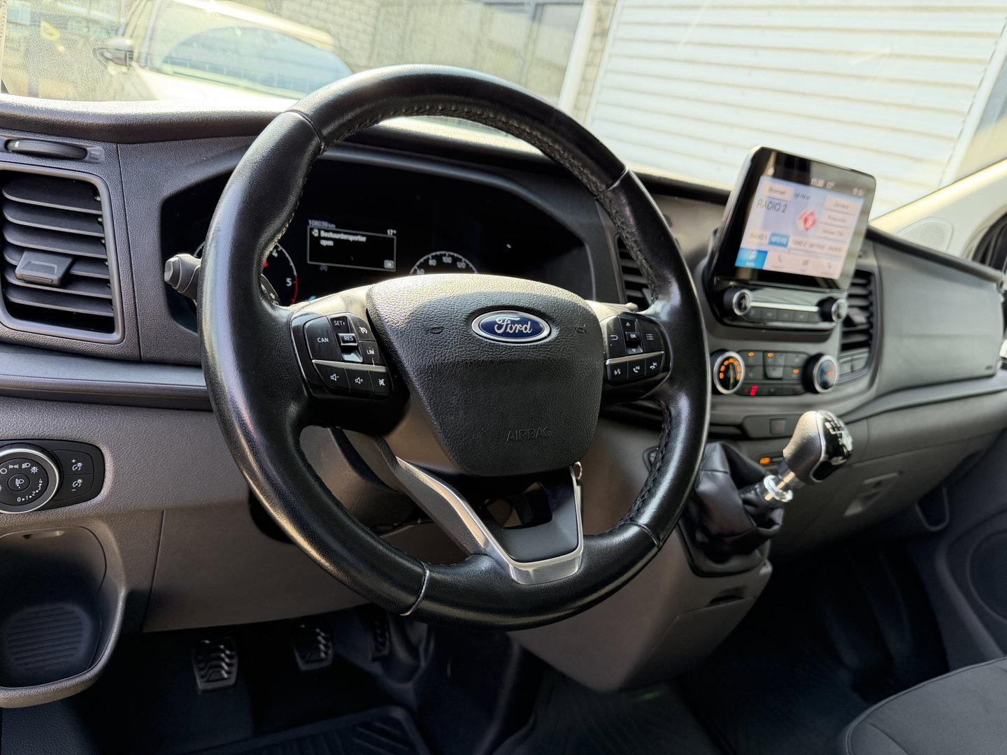 Ford Transit Custom 300 2.0 TDCI L2H1 Trend / vaste prijs rijklaar € 21.950 ex btw / dubbele schuifdeur / lease vanaf € 358 / airco / cruise / camera / pdc voor en achter / euro 6 / bpm vrij