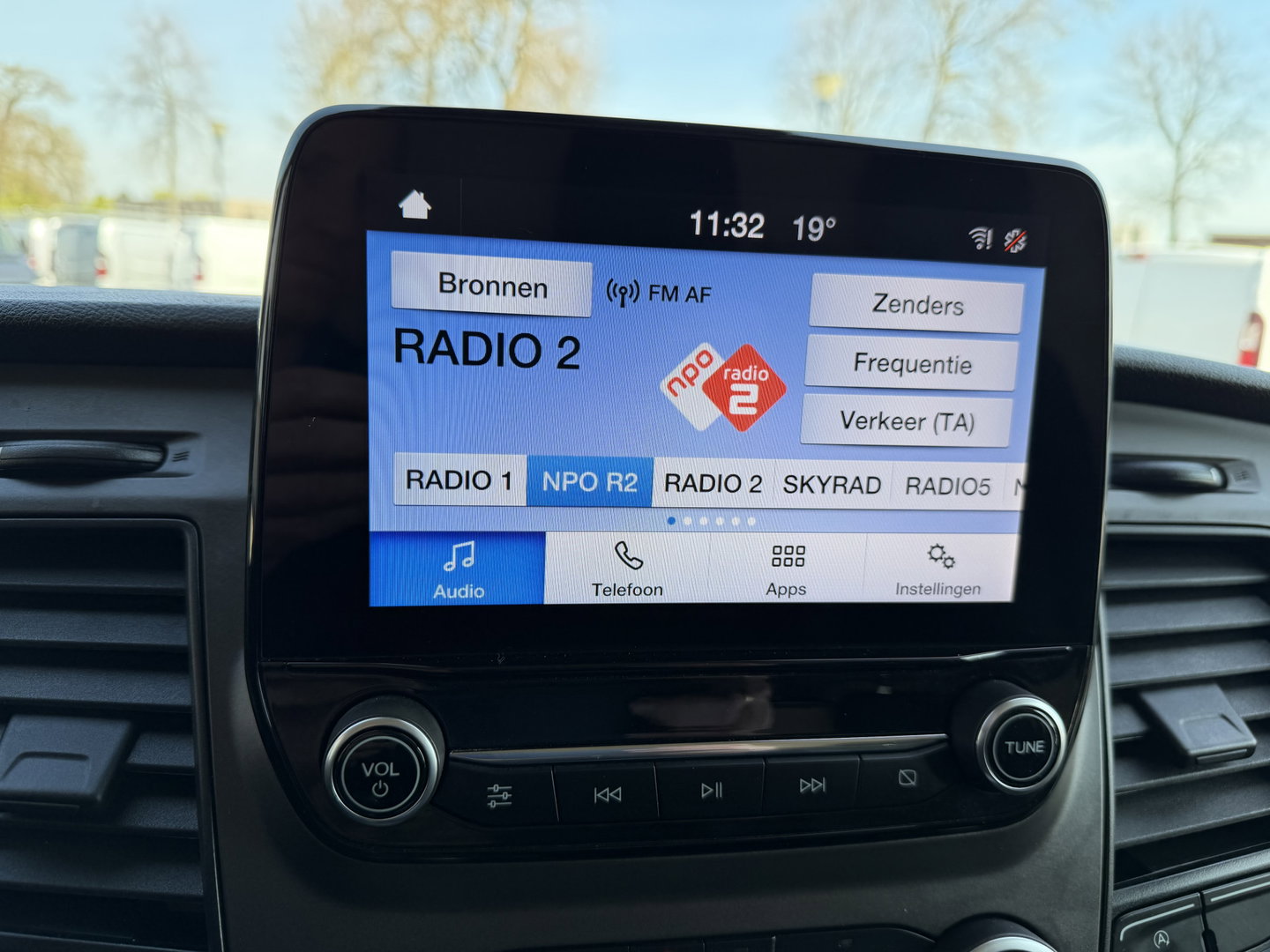 Ford Transit Custom 300 2.0 TDCI L2H1 Trend / vaste prijs rijklaar € 21.950 ex btw / dubbele schuifdeur / lease vanaf € 358 / airco / cruise / camera / pdc voor en achter / euro 6 / bpm vrij