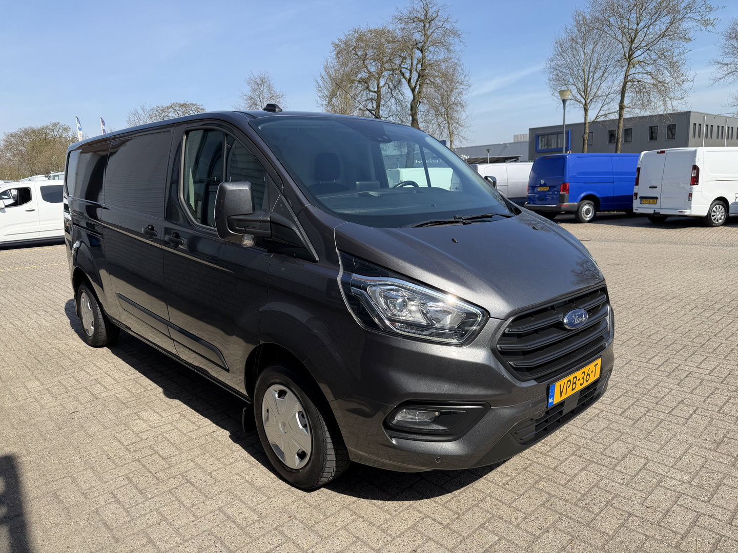 Ford Transit Custom 300 2.0 TDCI L2H1 Trend / vaste prijs rijklaar € 21.950 ex btw / dubbele schuifdeur / lease vanaf € 358 / airco / cruise / camera / pdc voor en achter / euro 6 / bpm vrij