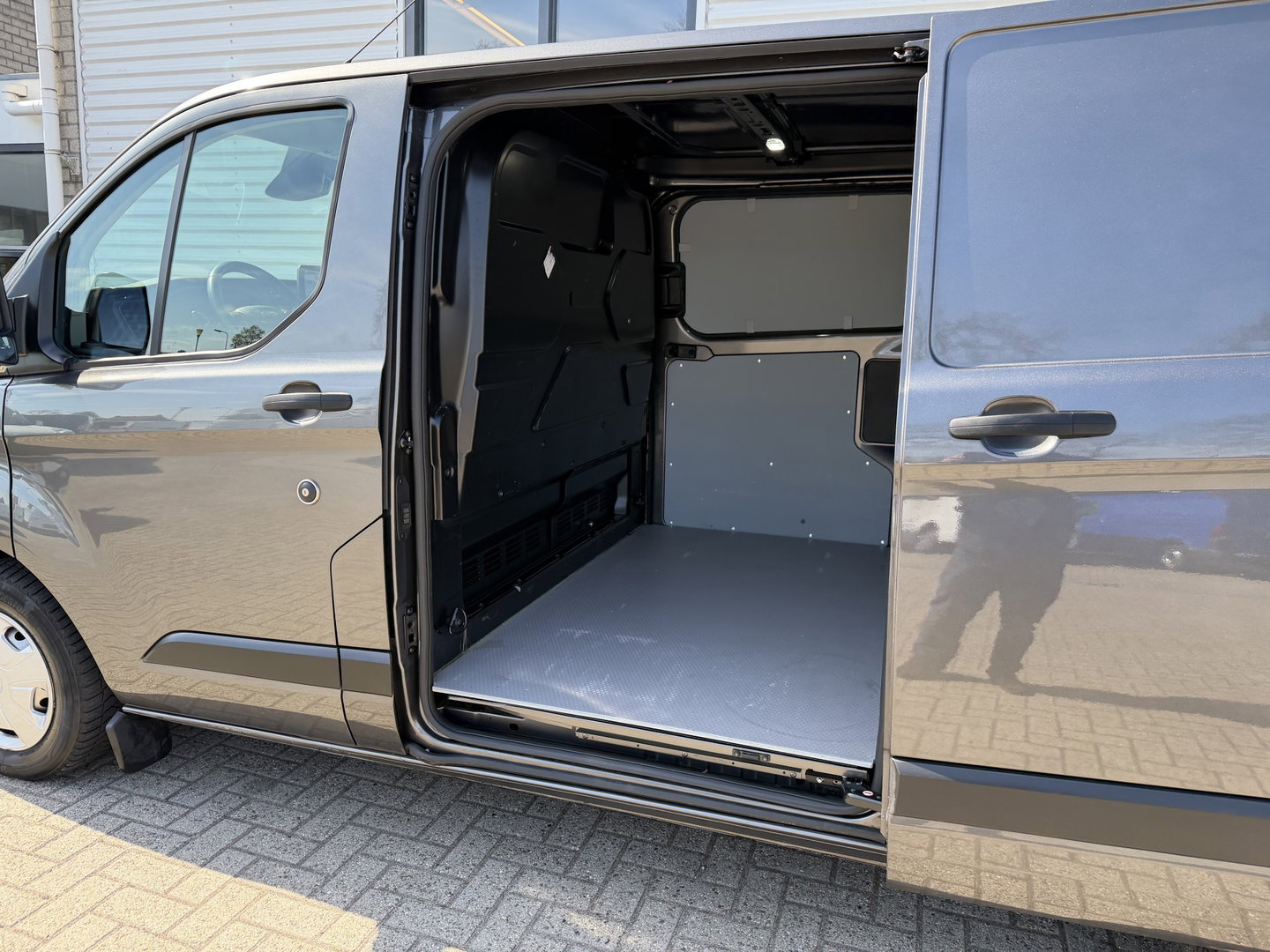 Ford Transit Custom 300 2.0 TDCI L2H1 Trend / vaste prijs rijklaar € 21.950 ex btw / dubbele schuifdeur / lease vanaf € 358 / airco / cruise / camera / pdc voor en achter / euro 6 / bpm vrij