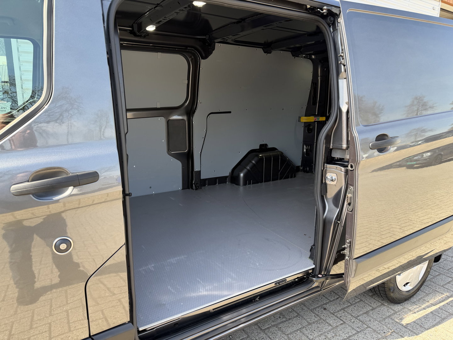 Ford Transit Custom 300 2.0 TDCI L2H1 Trend / vaste prijs rijklaar € 21.950 ex btw / dubbele schuifdeur / lease vanaf € 358 / airco / cruise / camera / pdc voor en achter / euro 6 / bpm vrij