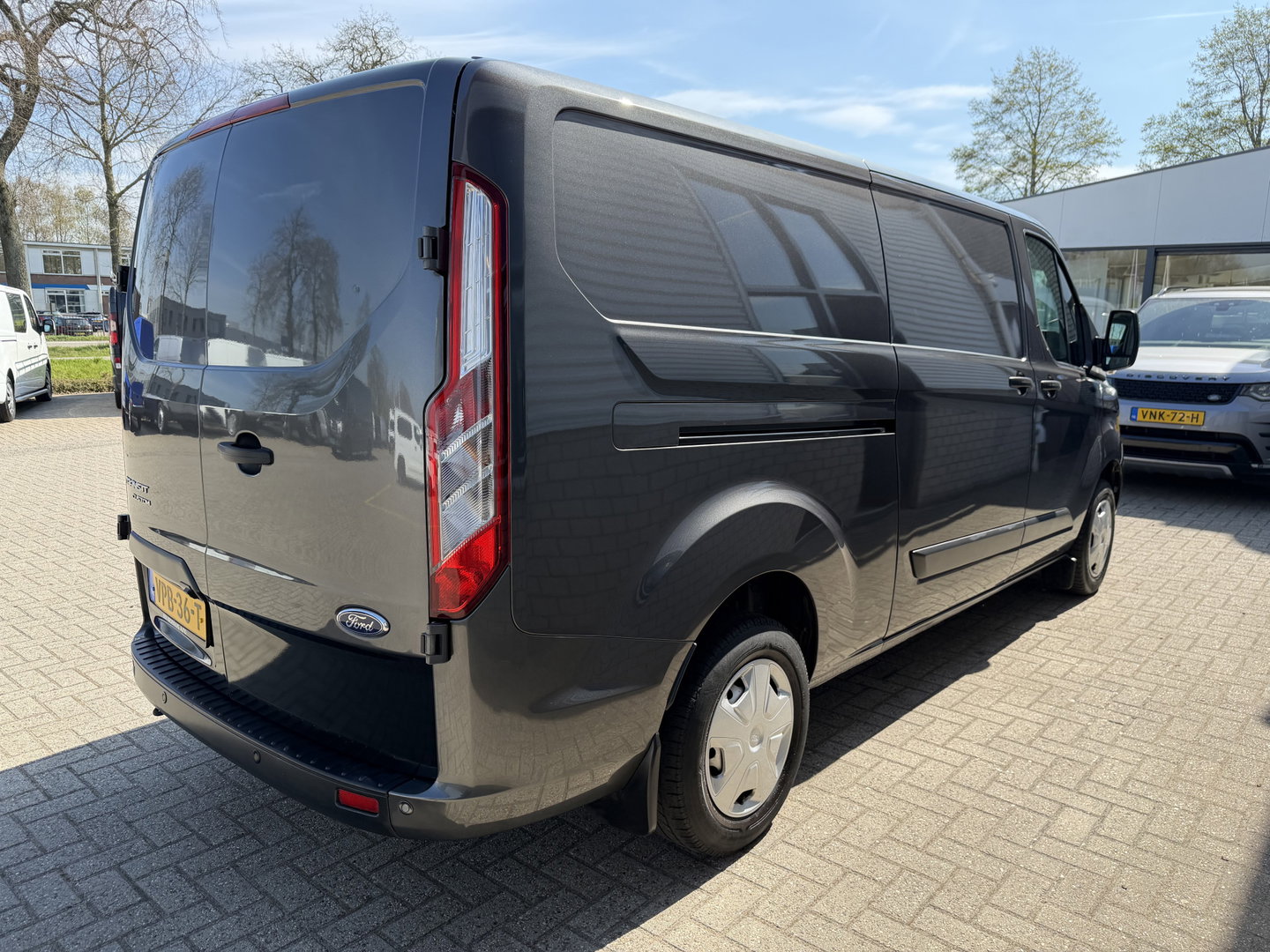 Ford Transit Custom 300 2.0 TDCI L2H1 Trend / vaste prijs rijklaar € 21.950 ex btw / dubbele schuifdeur / lease vanaf € 358 / airco / cruise / camera / pdc voor en achter / euro 6 / bpm vrij