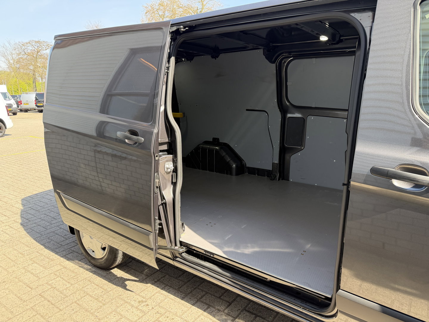 Ford Transit Custom 300 2.0 TDCI L2H1 Trend / vaste prijs rijklaar € 21.950 ex btw / dubbele schuifdeur / lease vanaf € 358 / airco / cruise / camera / pdc voor en achter / euro 6 / bpm vrij