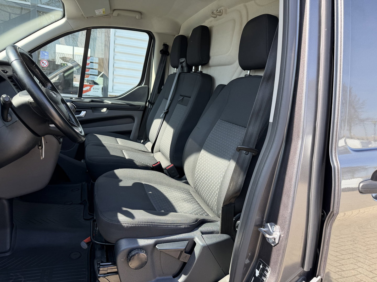 Ford Transit Custom 300 2.0 TDCI L2H1 Trend / vaste prijs rijklaar € 21.950 ex btw / dubbele schuifdeur / lease vanaf € 358 / airco / cruise / camera / pdc voor en achter / euro 6 / bpm vrij