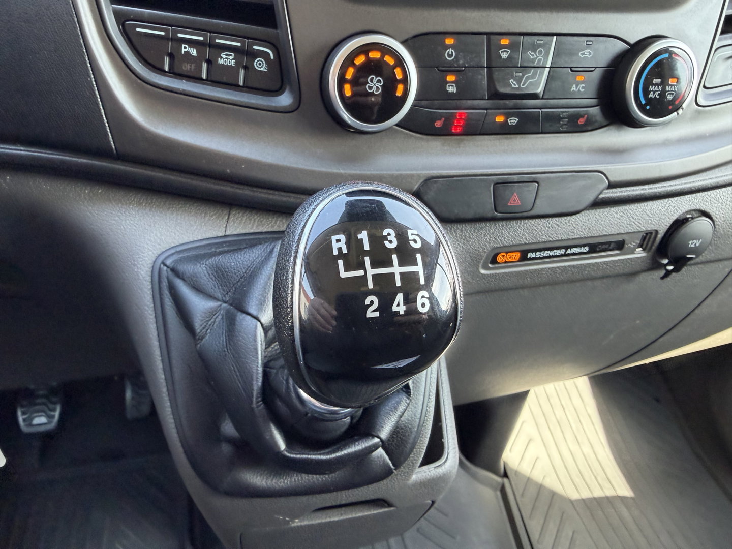 Ford Transit Custom 300 2.0 TDCI L2H1 Trend / vaste prijs rijklaar € 21.950 ex btw / dubbele schuifdeur / lease vanaf € 358 / airco / cruise / camera / pdc voor en achter / euro 6 / bpm vrij