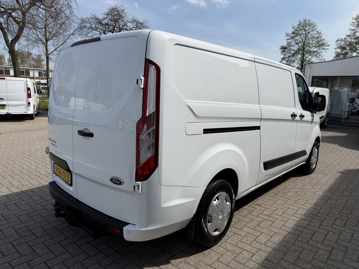 Ford Transit Custom 300 2.0 TDCI 130pk L2H1 Trend / vaste prijs rijklaar € 17.950 ex btw / ingerichte laadruimte / euro 6 / bpm vrij / trekhaak 2800 kg / airco / cruise / navigatie / camera !