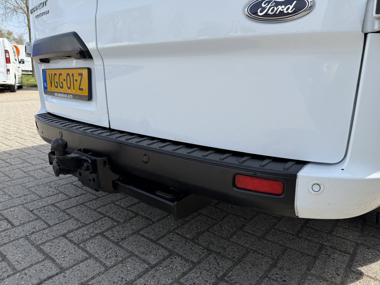 Ford Transit Custom 300 2.0 TDCI 130pk L2H1 Trend / vaste prijs rijklaar € 17.950 ex btw / ingerichte laadruimte / euro 6 / bpm vrij / trekhaak 2800 kg / airco / cruise / navigatie / camera !