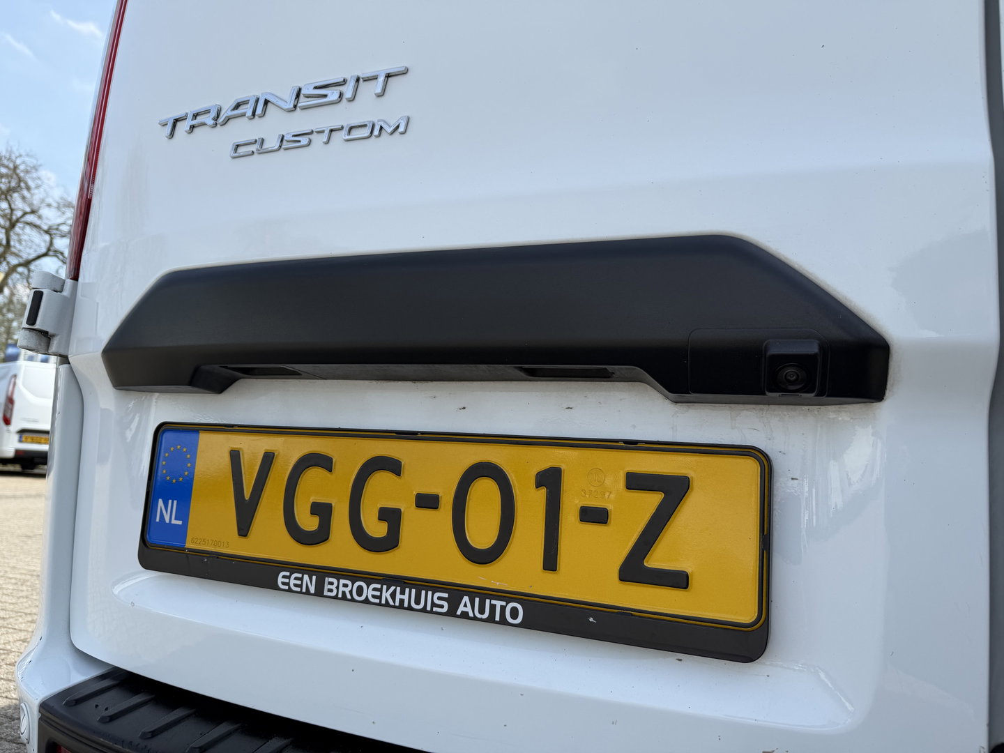 Ford Transit Custom 300 2.0 TDCI 130pk L2H1 Trend / vaste prijs rijklaar € 17.950 ex btw / ingerichte laadruimte / euro 6 / bpm vrij / trekhaak 2800 kg / airco / cruise / navigatie / camera !