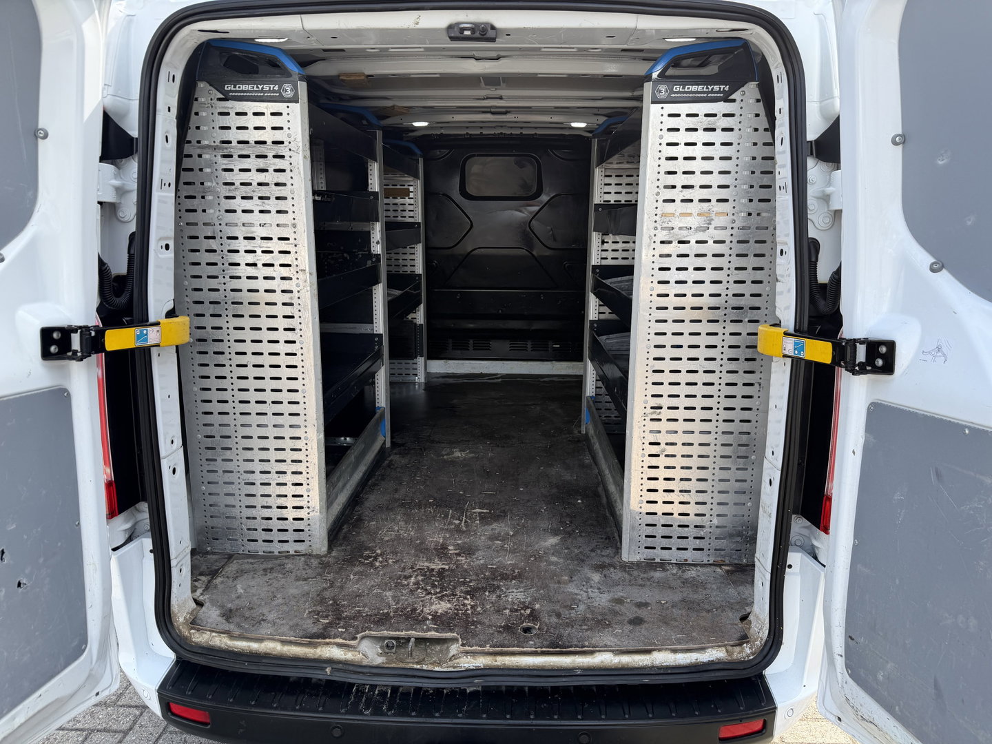 Ford Transit Custom 300 2.0 TDCI 130pk L2H1 Trend / vaste prijs rijklaar € 17.950 ex btw / ingerichte laadruimte / euro 6 / bpm vrij / trekhaak 2800 kg / airco / cruise / navigatie / camera !