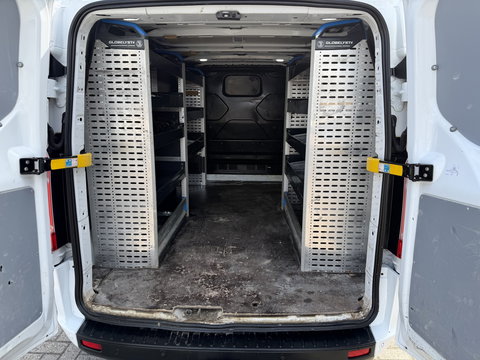 Ford Transit Custom 300 2.0 TDCI 130pk L2H1 Trend / vaste prijs rijklaar € 17.950 ex btw / ingerichte laadruimte / euro 6 / bpm vrij / trekhaak 2800 kg / airco / cruise / navigatie / camera !